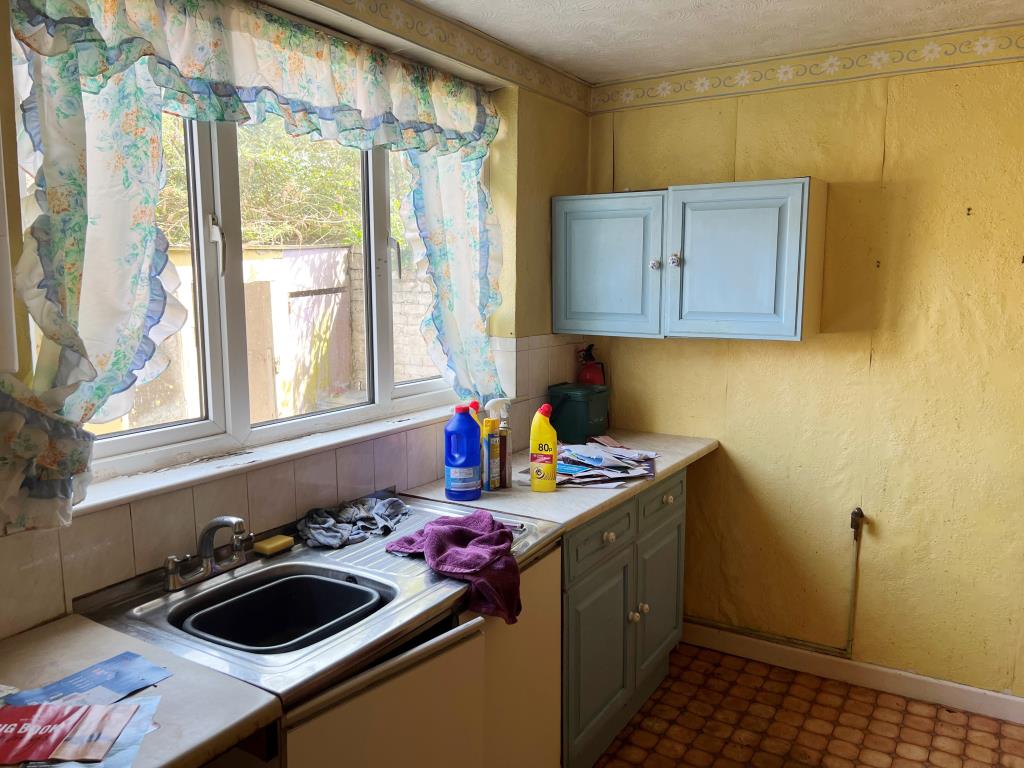Lot: 105 - GROUND FLOOR GARDEN FLAT WITH PARKING FOR IMPROVEMENT - View of the Kitchen looking out over the side garden
